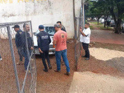 Comerciante alvo de pistoleiros dentro de loja de carros morre no hospital