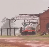 Veja o vídeo: tornado destrói barracão e deixa rastro de estragos em MS