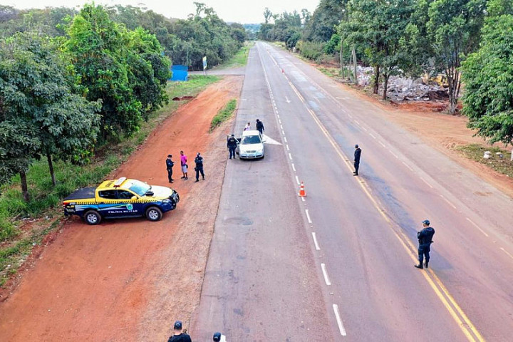 Policiais militares durante operação em estrada estadual de MS (Imagem: Divulgação)