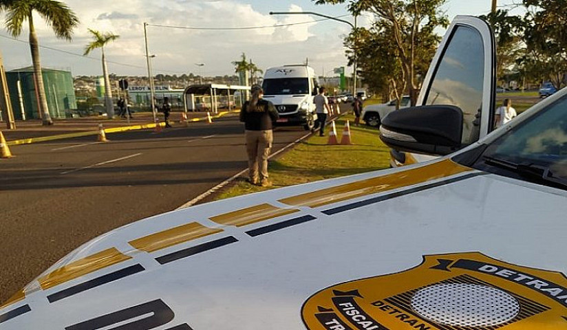 Operação conjunta entre Detran-MS e Agepan flagra motorista de van bêbado em feriado. Imagem: (Divulgação)