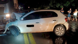 Acidente entre Gol e carreta deixa um morto e 3 feridos na BR-163