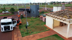 Prefeitura entrega remessa de telhas na reconstrução de casas no Idelfonso