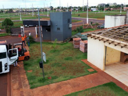 Prefeitura entrega remessa de telhas na reconstrução de casas no Idelfonso