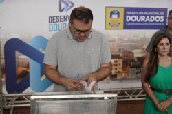 Alan Guedes assina Lei do Programa Empreende