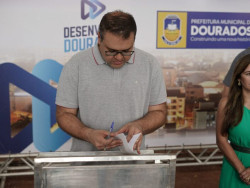Alan Guedes assina Lei do Programa Empreende