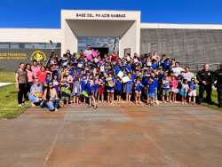 Alunos fazem visita à sede do DOF e ganham brinquedos