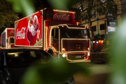 Caravana de Natal da Coca-Cola passa pelo Dourados Brilha na sexta