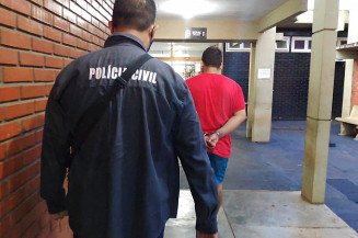 Estudante de odontologia preso em Dourados é conduzido por policial (Imagem: Adilson Domingos)