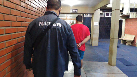 Estudante de odontologia preso em Dourados é conduzido por policial (Imagem: Adilson Domingos)