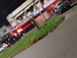 Homem esfaqueia a mãe, é baleado pela PM e morre
