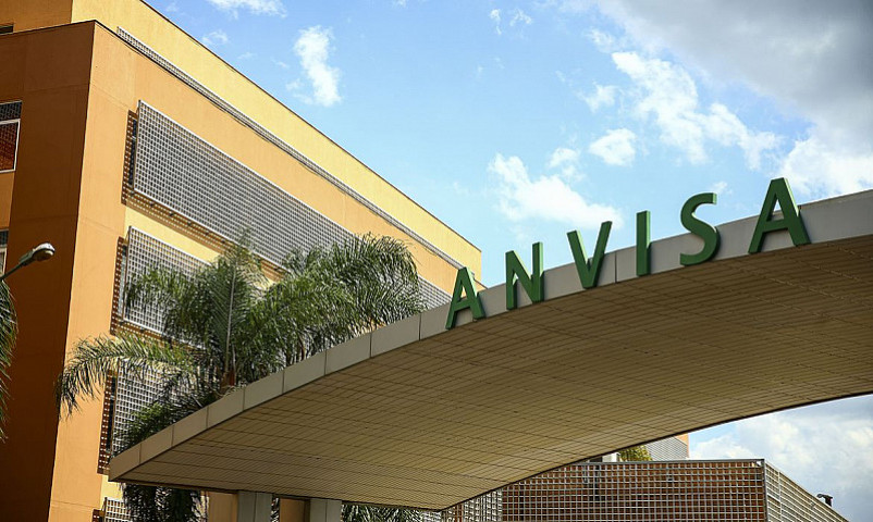 Anvisa disponibilizou em seu portal uma área exclusiva sobre as modalidades de importação de vacinas e medicamentos prioritários ao enfrentamento da Covid-19. Imagem: (Agência Brasil)