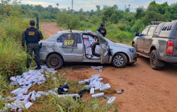 Veículo capota em estrada de terra com 2 mil pacotes de cigarro