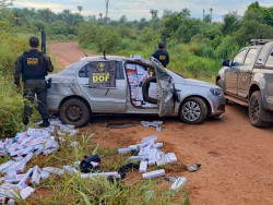 Veículo capota em estrada de terra com 2 mil pacotes de cigarro