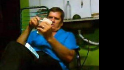 o então prefeito Ari Artuzi contando dinheiro em imagem captada pela Operação Uragano (Imagem: Reprodução)