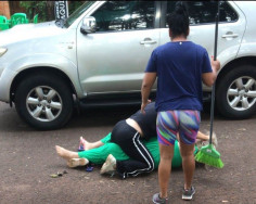 Mulher pega celular do marido, agride outra na rua e vai presa com pistola