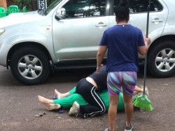 Mulher pega celular do marido, agride outra na rua e vai presa com pistola