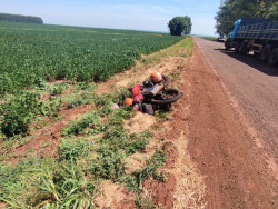 Motociclista bate em buraco, morre e passageiro fica em estado grave