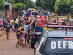 Polícia Civil entrega brinquedos para crianças de Dourados