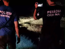 Homens encontram mulher morta às margens de córrego