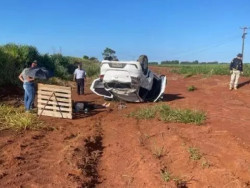 Pneu estoura e grávida é socorrida após carro capotar em rodovia