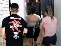 Mãe, filho e namorada foram presos em ponto de distribuição de drogas