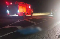 Deitado na rodovia, homem morre atropelado por ônibus de viagem