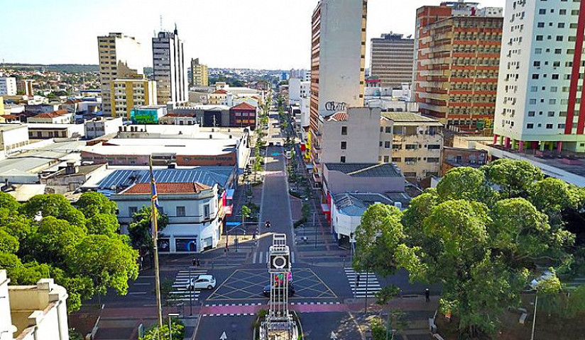 43 passam para a bandeira epidemiológica cinza, de grau extremo, seguindo uma série de restrições, como toque de recolher às 20h. Imagem: (Divulgação)