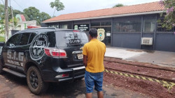 Homem é preso após polícia apreender maconha em residência