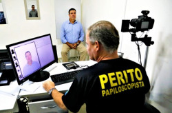 Governador faz novo RG e destaca que documento é gratuito à população