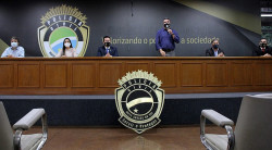 Representando os alunos, Marcela Andrade Morisco se emociona ao receber do secretário Eduardo Riedel a notícia de que serão nomeados já na próxima semana. Imagem: (Divulgação)