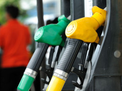 Gasolina inicia 2024 0,35% mais barata e etanol recua 2,43% nos postos