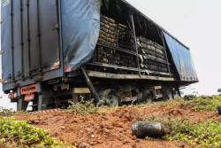 Caminhão carregado de cerveja pega fogo após pneu estourar