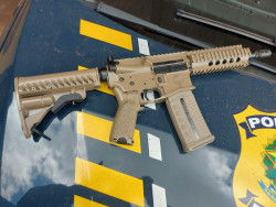 Mulher é presa levando fuzil para guerra de facção contra polícia baiana