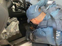 Polícia apreende 100 celulares em fundo falso de carro na fronteira