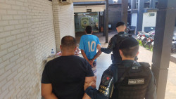 Juiz decreta prisão de dupla flagrada com maconha em entreposto