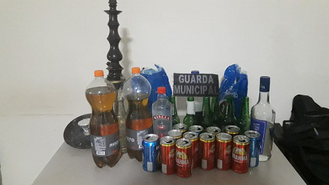 Bebidas apreendidas na festa clandestina (Imagem: Divulgação)