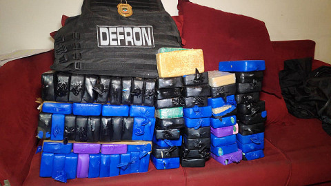 Mais de 80 quilos de pasta base cocaína é apreendido pela Defron. Imagem: (Adilson Domingos)