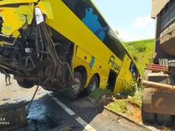 Guia ferido em acidente entre ônibus e carreta morre no Hospital da Vida
