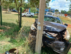 Homem embriagado bate em poste de luz do Parque Antenor Martins