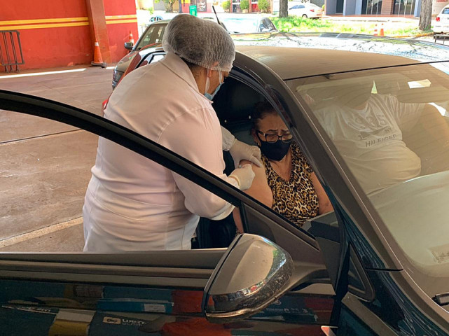 Idosa é vacinada contra a covid no drive thru do Corpo de Bombeiros (Divulgação)