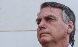 STF manda ex-presidente Jair Bolsonaro entregar passaporte