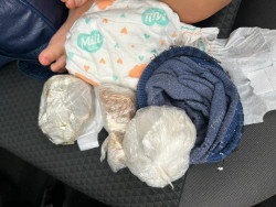 Mulheres são presas escondendo cocaína e crak na fralda de criança