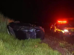 Carro capota várias vezes por 130 metros, passageiro é arremessado e morre