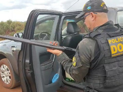 Homem com arma de fogo e munições é preso pela polícia