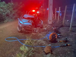 Carro bate em poste e duas mulheres ficam presas às ferragens