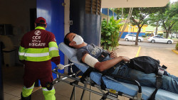 Baleado, homem foi levado para o Hospital da Vida em Dourados (Imagem: Adilson Domingos)