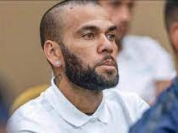 Daniel Alves é condenado a 4 anos e 6 meses de prisão por estupro
