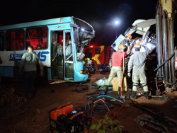 Trabalhadores ficam gravemente feridos em acidente entre carreta e ônibus