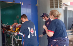 Motociclista tem fratura exposta ao ser atropelada por caminhão