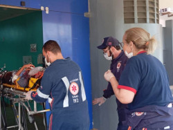 Motociclista tem fratura exposta ao ser atropelada por caminhão